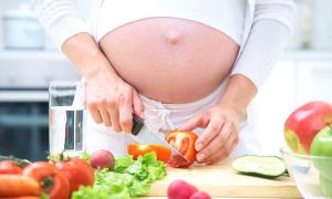 Kaj in koliko jesti med nosečnostjo?