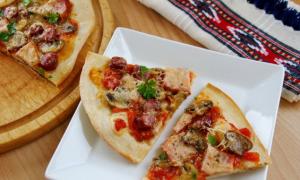 Pica kot v piceriji doma: najbolj okusni in preprosti recepti za domačo pico in testo zanjo z opisi po korakih, fotografijami in videoposnetki