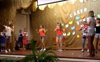 Смешные сценки и красивые танцы на День учителя для учеников начальных и старших классов — идеи и видео Классные сценки на день учителя