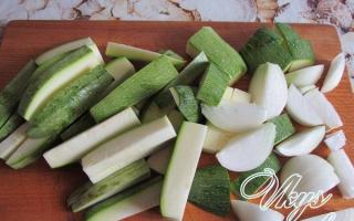 Caviale di zucchine per l'inverno: ricette da leccarsi le dita Caviale di zucchine al tritacarne per l'inverno