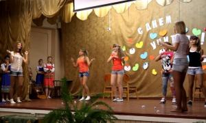 Smieklīgi skiti un skaistas dejas Skolotāju dienā sākumskolas un vidusskolas skolēniem - idejas un video Klases skices Skolotāju dienai